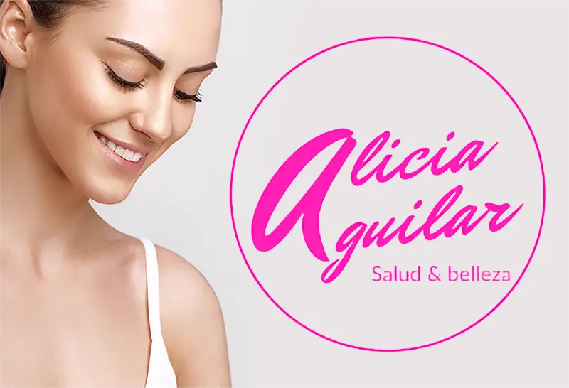 Chica sonriendo mirando logotipo de Alicia Aguilar Salud y Belleza