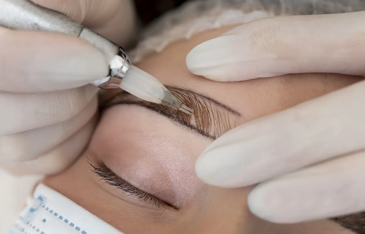 cliente recibiendo el tratamiento de microblading de Alicia Aguilar Salud y Belleza