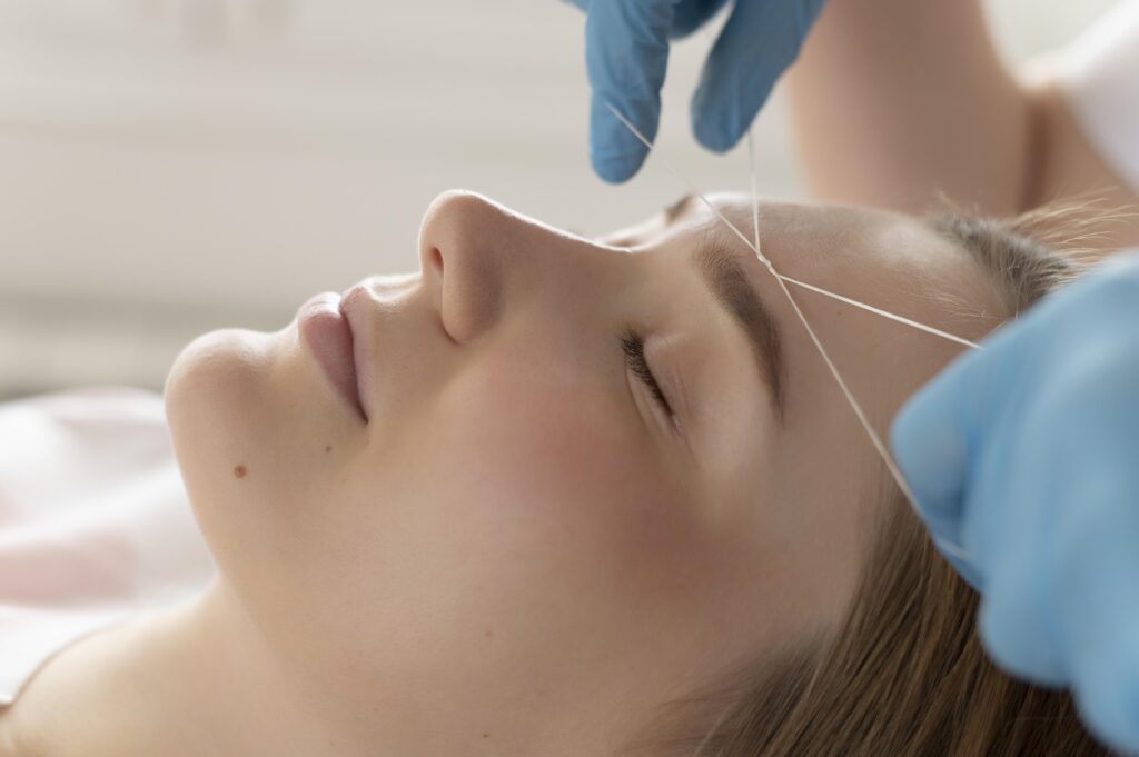 primer-plano-mujer-joven-recibiendo-tratamiento-cejas